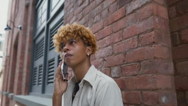 Uomo Afroamericano Che Chiama Telefono Piedi Con Sfondo Muro Giovanotto — Video Stock