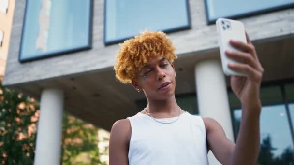 Fiatal Afro Amerikai Srác Aki Szelfi Portrékat Készít Városi Mobiltelefonról — Stock videók