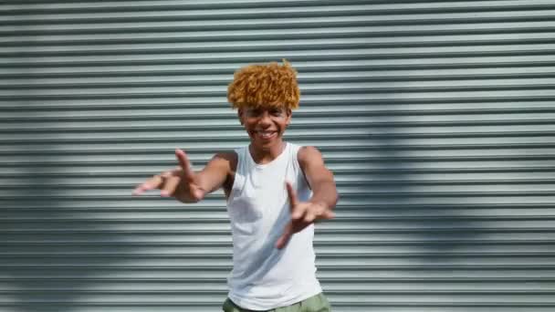 Stílusos Tinédzser Göndör Hajjal Sminkkel Hip Hop Táncol Utcai Városi — Stock videók