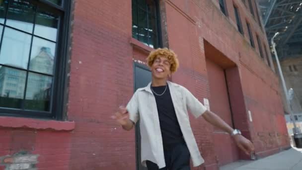 Boldog Multiracionális Fiú Táncol Utcán Miközben Szórakozik Göndör Hajú Tinédzser — Stock videók