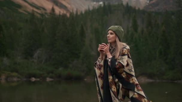 Ικανοποιημένη Γυναίκα Backpacker Πίνοντας Ζεστό Τσάι Και Χαλαρώνοντας Στη Φύση — Αρχείο Βίντεο