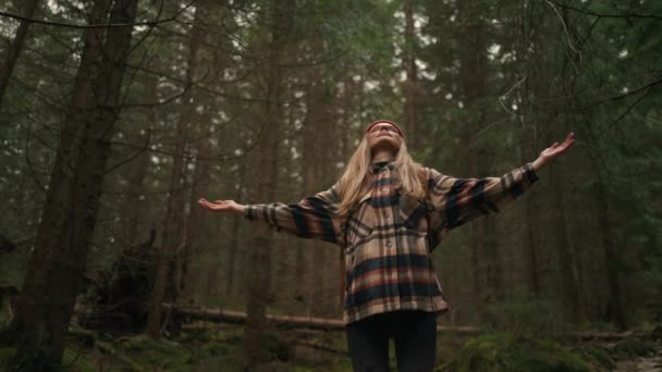 秋天的时候 年轻的女人在雾蒙蒙的森林里散步 呼吸着深呼吸 享受着新鲜空气 女士举起双臂 紧闭双眼环抱着神奇的自然 — 图库视频影像