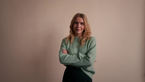 Blonde Businesswoman Casual Clothes Posing Feeling Confident Beige Studio Wall — Stockvideo