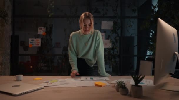 Confident Blonde Designer Looking Computer Screen Drawing Paper Evening Office — Vídeo de Stock