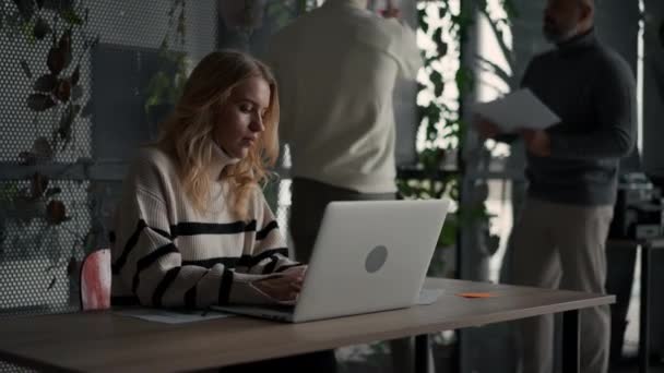 Ξανθιά Καυκάσια Κοπέλα Που Φοράει Casual Ρούχα Πληκτρολογώντας Φορητό Υπολογιστή — Αρχείο Βίντεο
