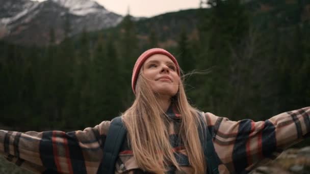 Blonde Tourist Woman Gazing Mountains Lake Caucasian Girl Hat Backpack — Stock video