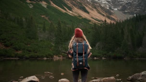 Woman Traveler Hipster Backpack Walking Lake Looking Forward Amazing Mountains — Wideo stockowe