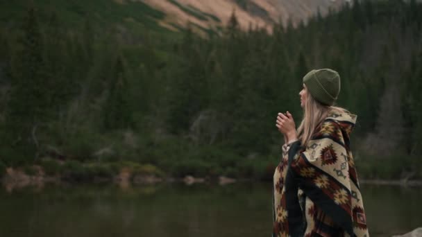 Tourist Woman Hat Walking Forest Lake Mountains Drinking Hot Tea — Stok video