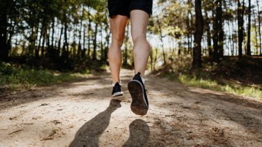 Ormanda koşan bacakların yakın çekimi. Yüksek kalite 4k görüntü