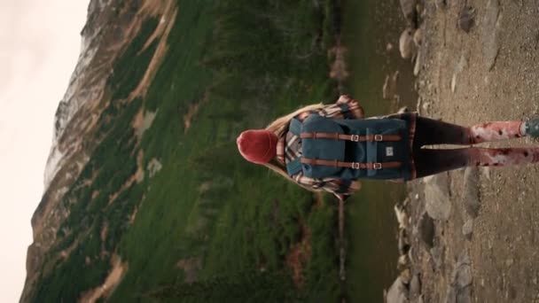 Vertical View Stylish Hipster Woman Wearing Orange Hat Looking Mountain — Stock video