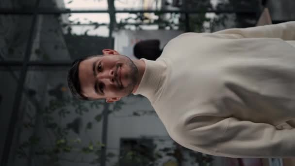 Vertikalt Syn Den Unge Mannlige Teamlederen Med Smilende Posende Armer – stockvideo