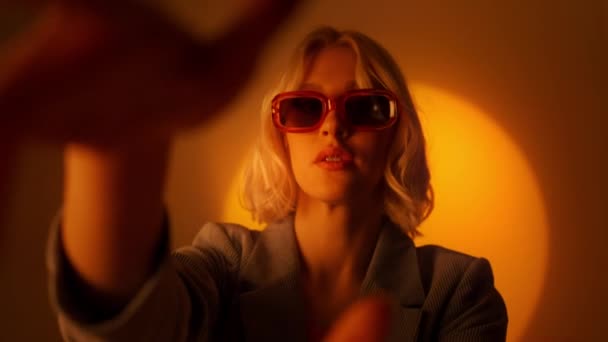Moderne Modische Frau Mit Trendiger Sonnenbrille Posiert Auf Orangefarbenem Hintergrund — Stockvideo