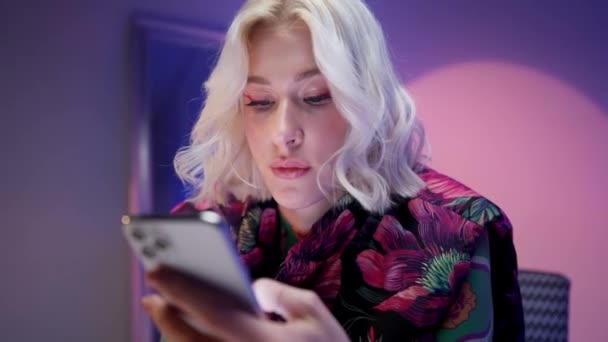 Blonde Trendy Stylish Woman Sitting Armchair Browsing Internet Mobile Phone — Stockvideo