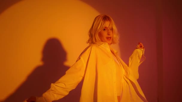 Blondes Fröhliches Mädchen Weißen Hemd Das Mit Inspiriertem Gesichtsausdruck Tanzt — Stockvideo