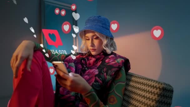 Blonde Junge Trendige Frau Die Ihr Handy Benutzt Mit Den — Stockvideo