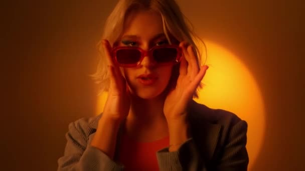 Modisches Porträt Einer Blonden Dame Mit Sonnenbrille Die Isoliert Auf — Stockvideo