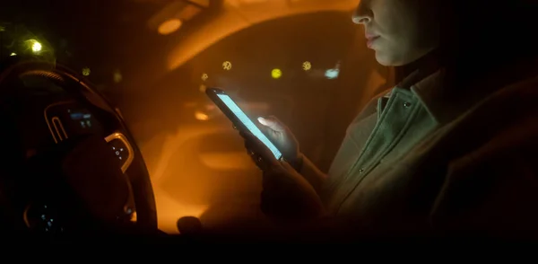 Rajattu Näkymä Liikenainen Työmatkaliikenne Toimistosta Luksusauto Yöllä Yrittäjä Käyttää Älypuhelinta — kuvapankkivalokuva