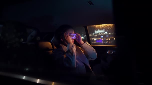 Geceleri Boyutlu Sanal Gerçeklik Gözlükleriyle Arabada Oturan Güzel Bir Kadını — Stok video