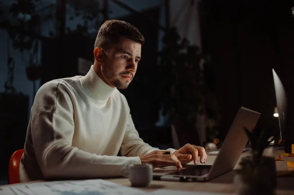 Fokusert Mann Med Stilige Uformelle Klær Ved Hjelp Laptop Arbeid – stockfoto