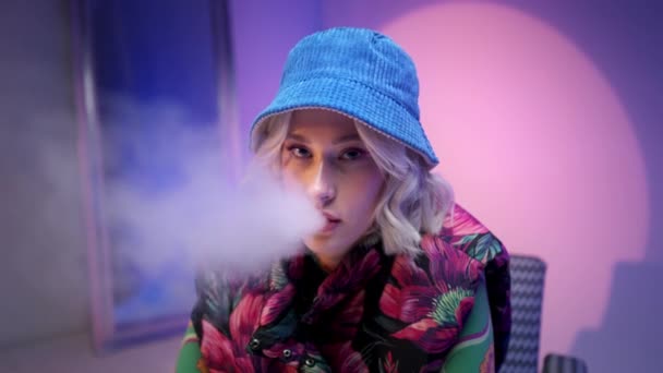 Retrato Mulher Loira Cabelos Vestidos Com Roupas Elegantes Fumando Cigarro — Vídeo de Stock