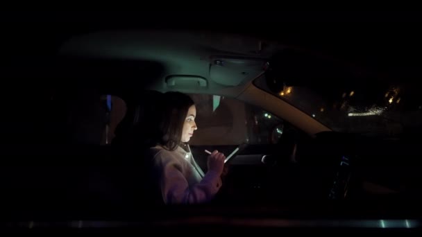 Snygg Kvinna Pendlar Hem Bilföraren Natten Vacker Kvinna Med Hjälp — Stockvideo