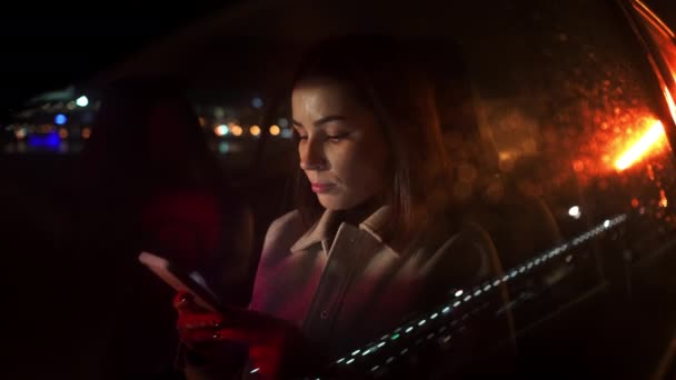 Seriöse Geschäftsfrau Mit Smartphone Auto Sitzt Während Der Nächtlichen Fahrt — Stockvideo