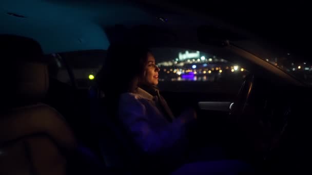 紧张紧张的女孩用手开车撞方向盘 沮丧的年轻女司机有问题 因工作压力过大而疲惫不堪 — 图库视频影像