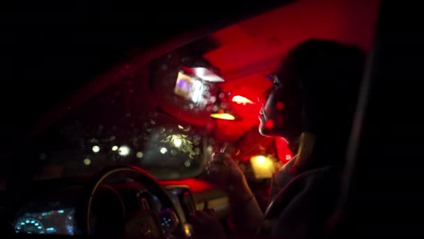 Bruneta Obchodní Žena Dívá Zrcadla Noci Líčí Neonových Světlých Barvách — Stock video