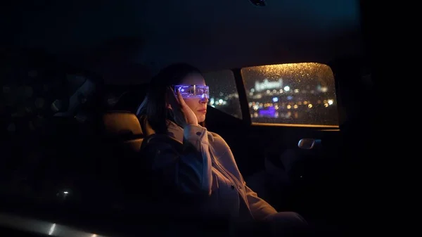 Μόδα Cyberpunk Επιχειρηματίας Φορώντας Γυαλιά Και Αυτοκίνητο Λευκή Γυναίκα Μελλοντικά — Φωτογραφία Αρχείου
