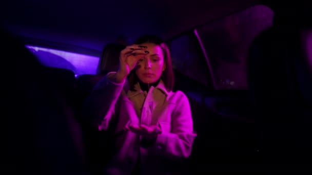Femme Affaires Calme Assis Dans Main Automobile Tenant Utilisant Pendule — Video
