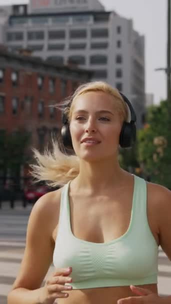 Pionowy Widok Młodej Kobiety Sportu Fitness Bieganie Słuchanie Muzyki Słuchawkach — Wideo stockowe