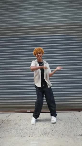 Függőleges Felvétel Vidám Boldog Fiatalember Aktívan Táncol Miközben Sétál Utcán — Stock videók