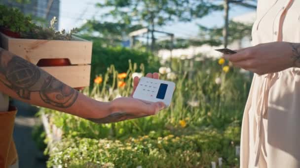 Kobieta Kwiaciarni Płaci Smartfonem Transakcja Pieniężna Płatność Mobilna Wysokiej Jakości — Wideo stockowe