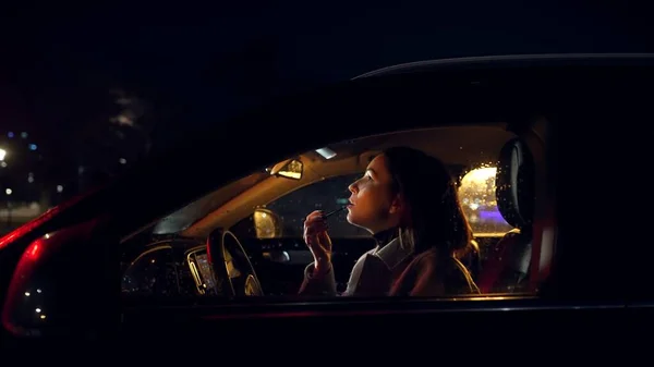 Rozkojarzony Kierowca Młoda Atrakcyjna Kobieta Patrząc Lustro Malując Usta Robi — Zdjęcie stockowe