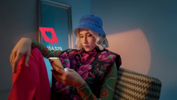Blond Ung Trendig Kvinna Använder Sin Telefon För Att Interagera — Stockvideo