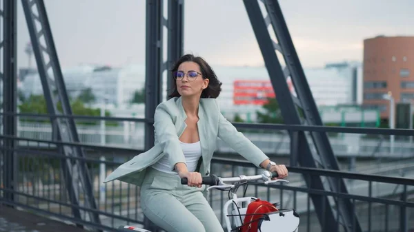 Young Casual Happy Businesswoman Enjoys Riding Bike City Bridge Beautiful stockbilde
