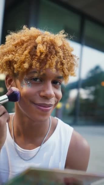 Vue Verticale Adolescent Race Mixte Frisé Portant Maquillage Tenant Brosse — Video