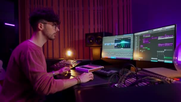 Αρσενικός Μηχανικός Ήχου Μουσικός Χρησιμοποιεί Ελεγκτή Midi Ψηφιακό Ηλεκτρικό Πιάνο — Αρχείο Βίντεο