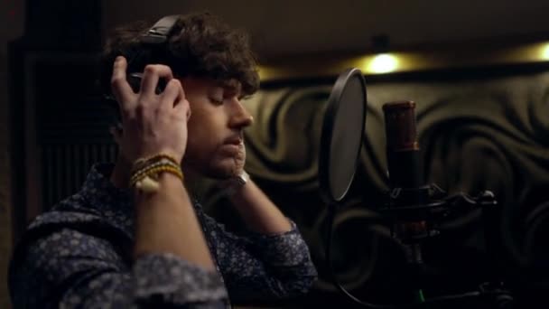 Curly Zpěvák Nosí Sluchátka Začíná Nahrávat Novou Píseň Profesionálním Audio — Stock video
