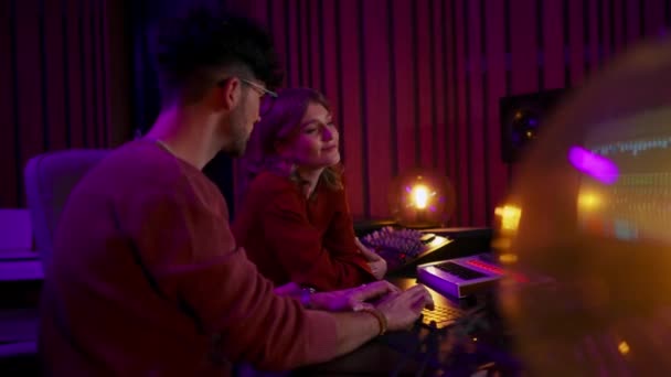 Erkek Yapımcı Genç Şarkıcı Kadın Kayıt Stüdyosunda Karıştırma Konsolu Bilgisayar — Stok video