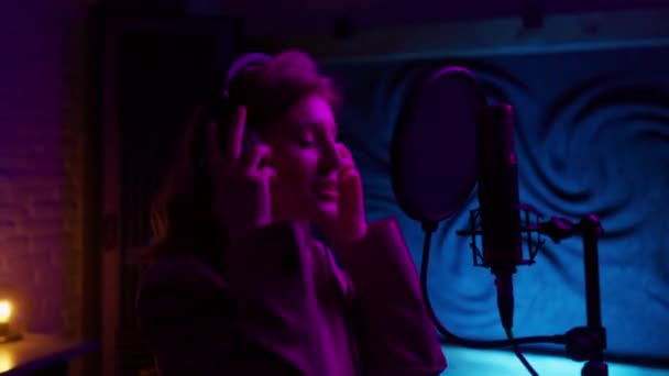 Beyaz Kadın Kulaklık Takarak Ses Sanatçısı Oldu Neon Işıklı Stüdyoda — Stok video