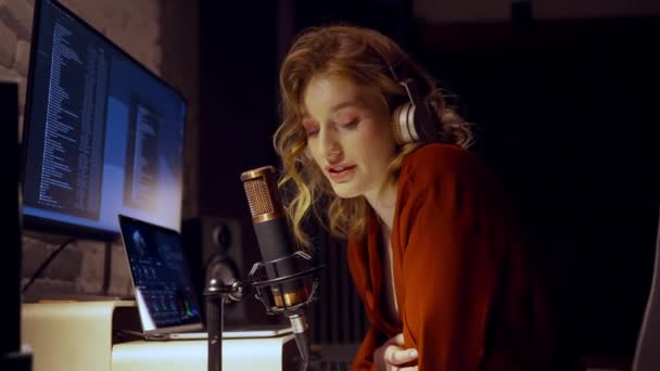 Genç Kıvırcık Kız Radyoda Çalışırken Mikrofonla Konuşuyor Dizüstü Bilgisayarda Beste — Stok video