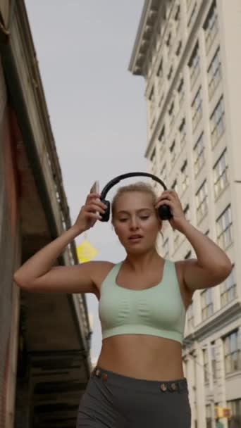 Vertical View Blonde Fitness Girl Sport Outfit Wearing Headphones Turning — Stok video