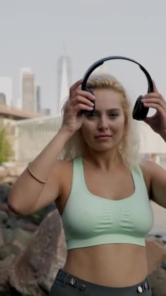 Vertical View Sportive Young Blonde Woman Fitness Clothing Wearing Headphones — ストック動画