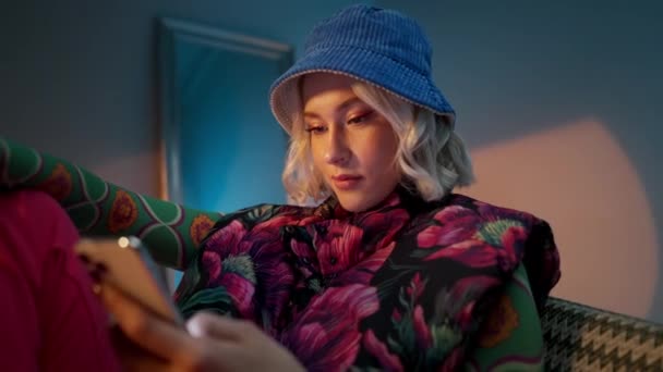 Fashionable Young Woman Sitting Sofa Studio Evening Surfing Chatting Internet — Vídeos de Stock