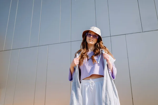 Young Hip Hop Girl Oversize Outfit Wearing Dancing Music Minimalistic — kuvapankkivalokuva
