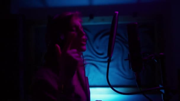 Cantante Donna Gesticolando Mani Cantando Studio Luce Neon Donna Caucasica — Video Stock