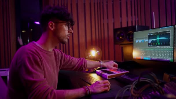 Şık Erkek Ses Mühendisi Yapımcı Müzik Kayıt Stüdyosunda Çalışıyor Karışık — Stok video