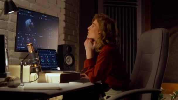 松懈的女性3D设计师坐在家里的桌旁 用现代计算机和软件为电子游戏角色制作动画 创建3D建模项目 — 图库视频影像