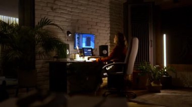 Güzel stil sahibi kadın ses mühendisi ve yapımcı müzik kayıt stüdyosunda çalışıyor, karışık program yazılımını kullanarak güzel bir şarkı yaratıyor. Yaratıcı kız müzisyen yeni yeni şarkılar üretmeye çalışıyor.